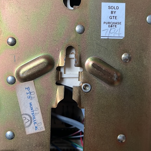 Vintage GTE wall mount push button phone - Picture 8 of 13